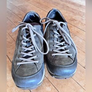 Woman’s Dansko Paisley walking shoes gray size 40(9.5-10)